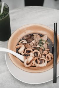 Lækre og saftige koteletter i fad